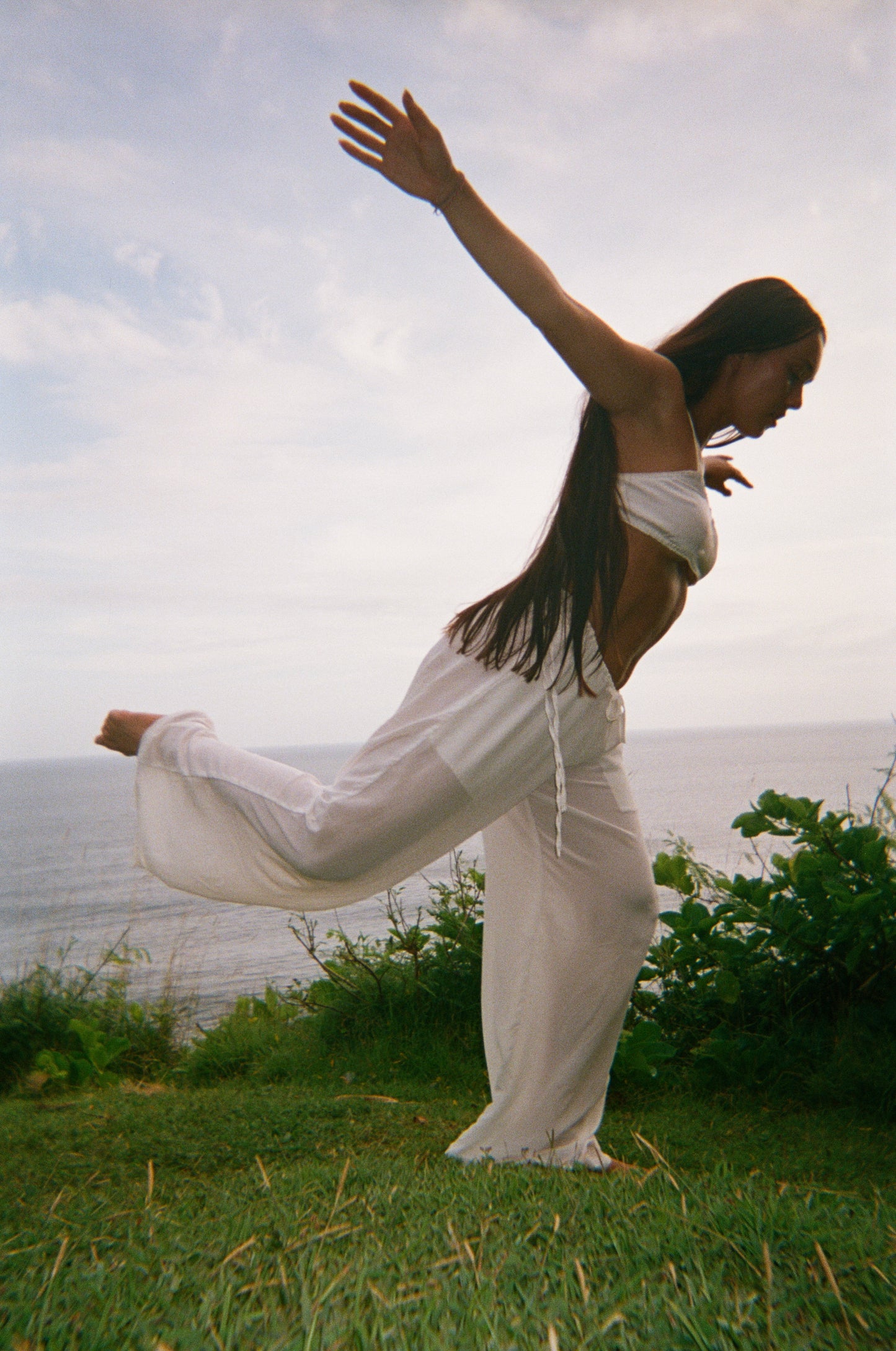 luna pants white